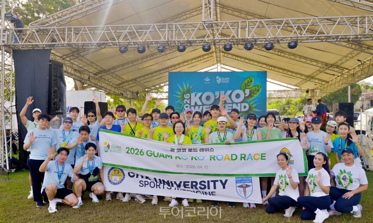 코코로드레이스 참가자 그룹이 단체 기넘사진을 찍었다./사진-괌정부관광청