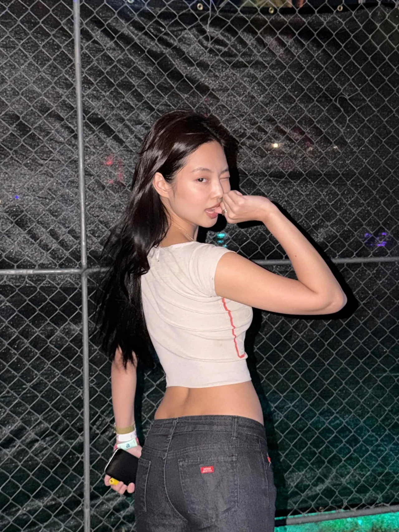 오버사이즈 블랙 레더 재킷 + 그레이 그래픽 크롭탑 야간 페스티벌 코디 / 사진=제니 인스타그램 (@jennierubyjane)