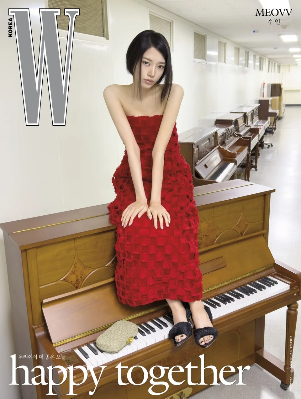 /사진=보테가 베네타, 미야오 수인과 W 코리아 커버 장식