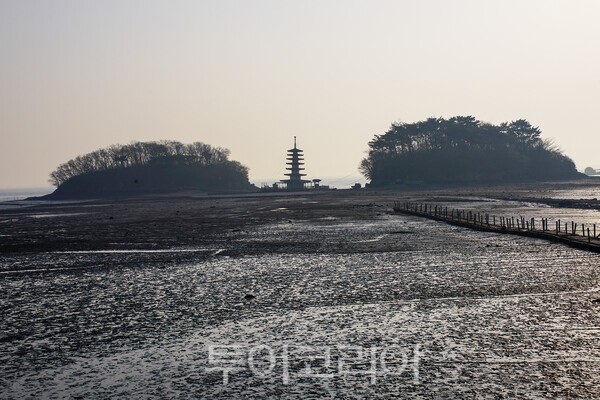 썰물로 바닷물이 빠진 여우섬과 부상탑의 모습 / 사진_투어코리아 유지훈 기자