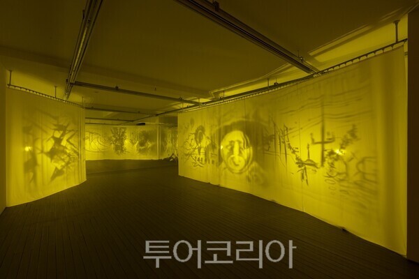 권효정 二十一走馬燈(이십일주마등)_투명천막 위에 제소, 블라인드, 회전모터_ 가변설치_2020