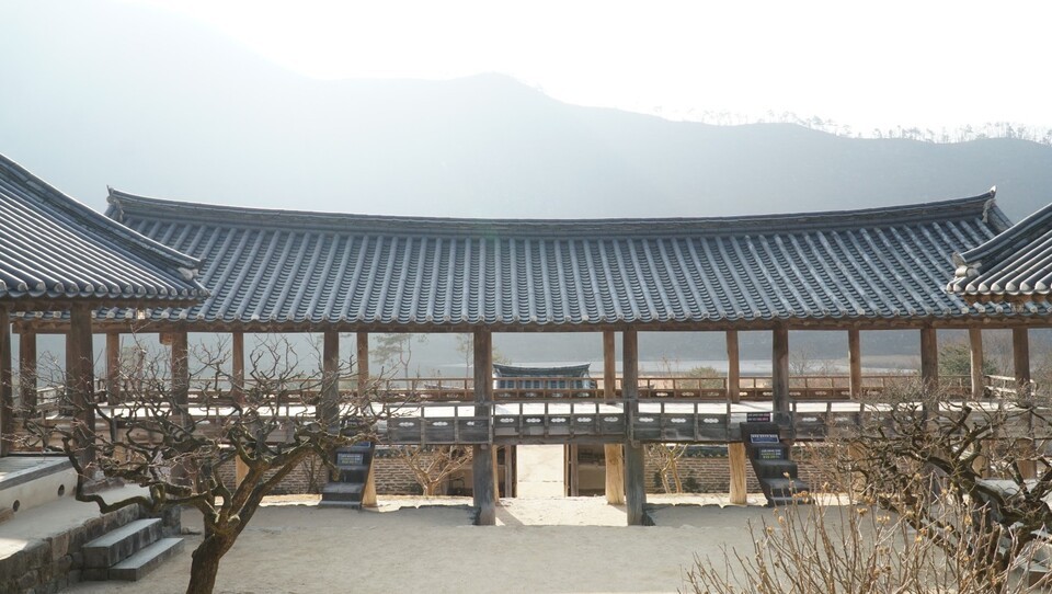 차경의 진수를 맛볼 수 있는 만대루. 누각 너머 병산과 낙동강이 펼쳐진다