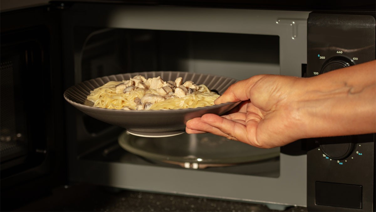 전자레인지에 간편식 스파게티를 넣고 있다. / NatalyaBond-shutterstock.com