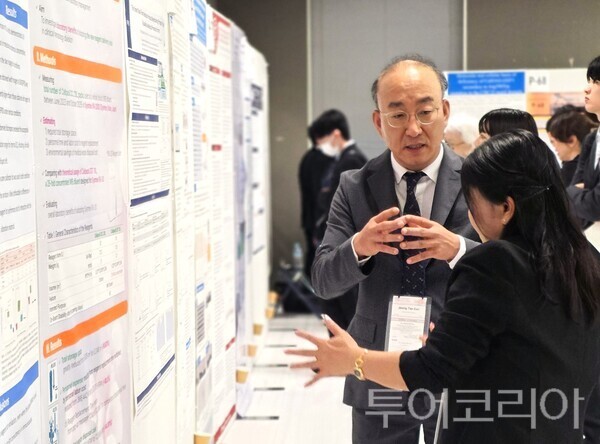 ▲정태은 공주의료원 진료부장이 지난 9~11일까지 일본 가고시마에서 열린 제14회 임상검사실 자동화 국제컨퍼런스에서 ‘시약공급시스템 개선이 검사실 운영에 미치는 영향’을 주제로 연구 결과를 공개하고 있다. /사진-공주의료원