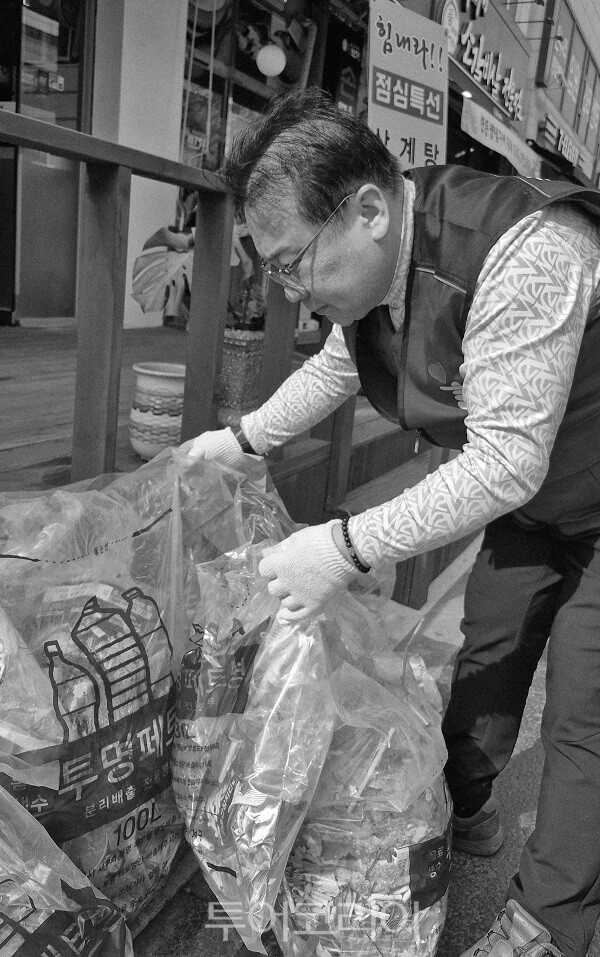 인천 검단 ‘THE 돌봄봉사단’ 김효종 단장이 줍킹 봉사 활동을 하고 있다. 사진=투어코리아 이창호 기자