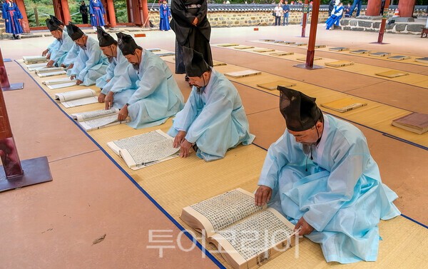 실록을 포쇄하는 유생의 모습을 재연한 사진 / 무주문화원 제공