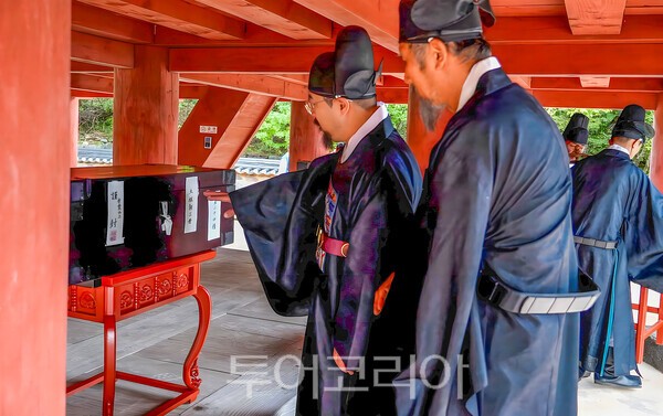 이안사가 봉심하는 장면을 재연한 사진 / 무주문화원 제공