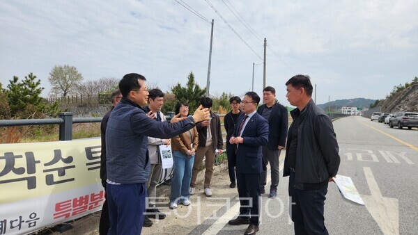 김제시는 지난 14일 관계기관과 국립새만금수목원 진입도로 개선 방안을 모색하기 위해 합동 현장 협의를 진행했다. /사진-김제시