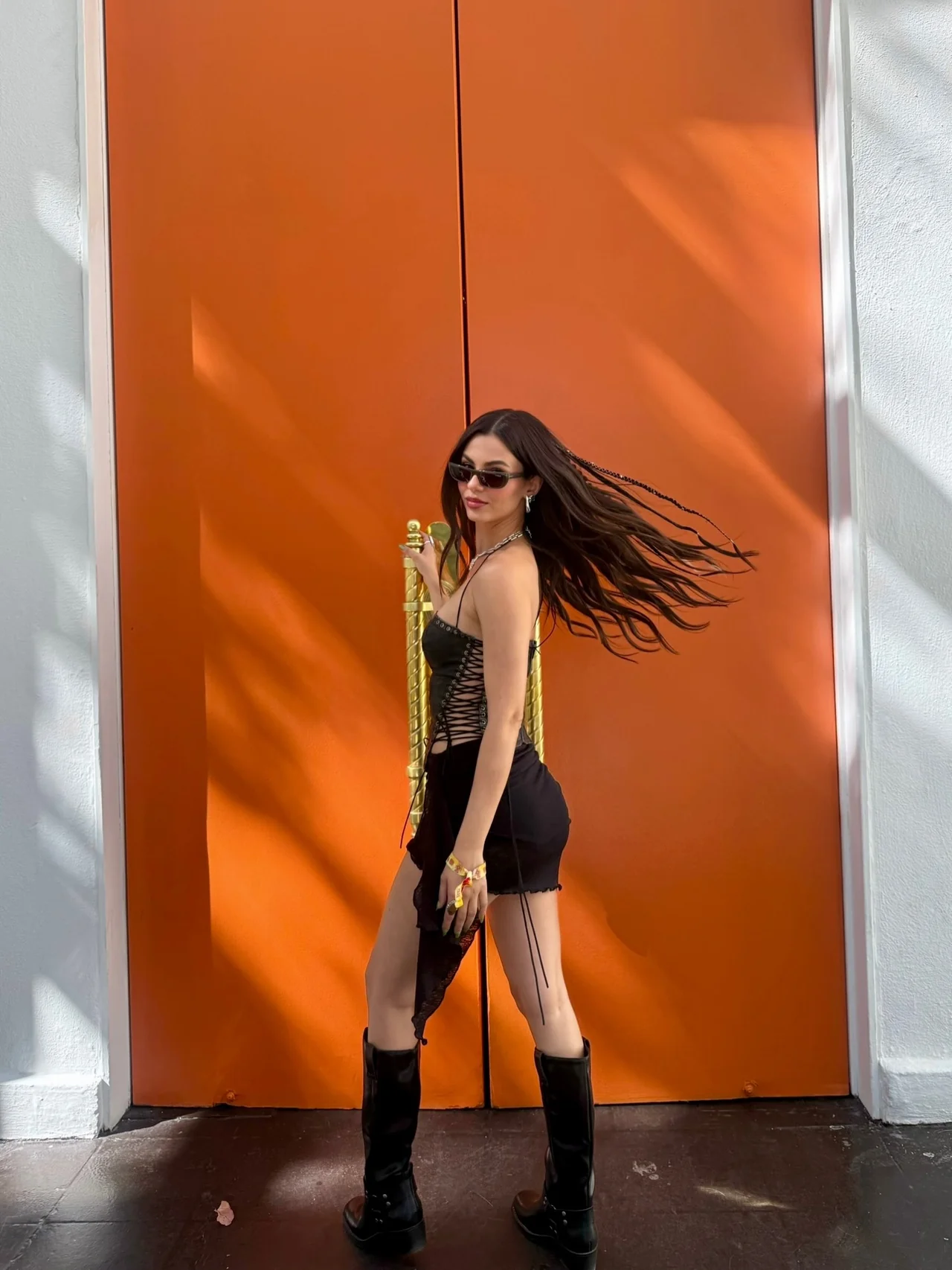 블랙 카우보이 부츠 + 코르셋 룩 조개 조형물 스냅 / 사진=Victoria Justice 인스타그램 (@victoriajustice)