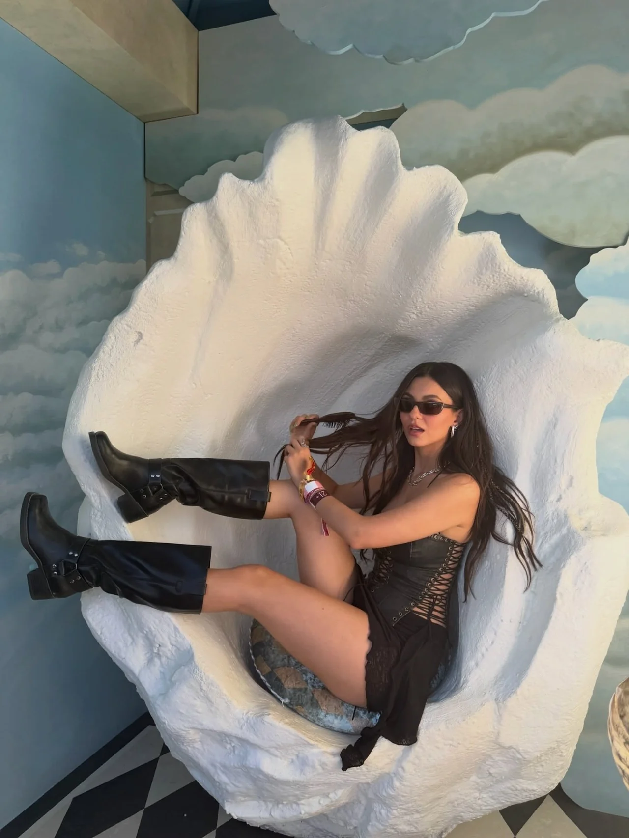 블랙 레이스업 코르셋 + 비대칭 스커트 코첼라 현장 스냅 / 사진=Victoria Justice 인스타그램 (@victoriajustice)