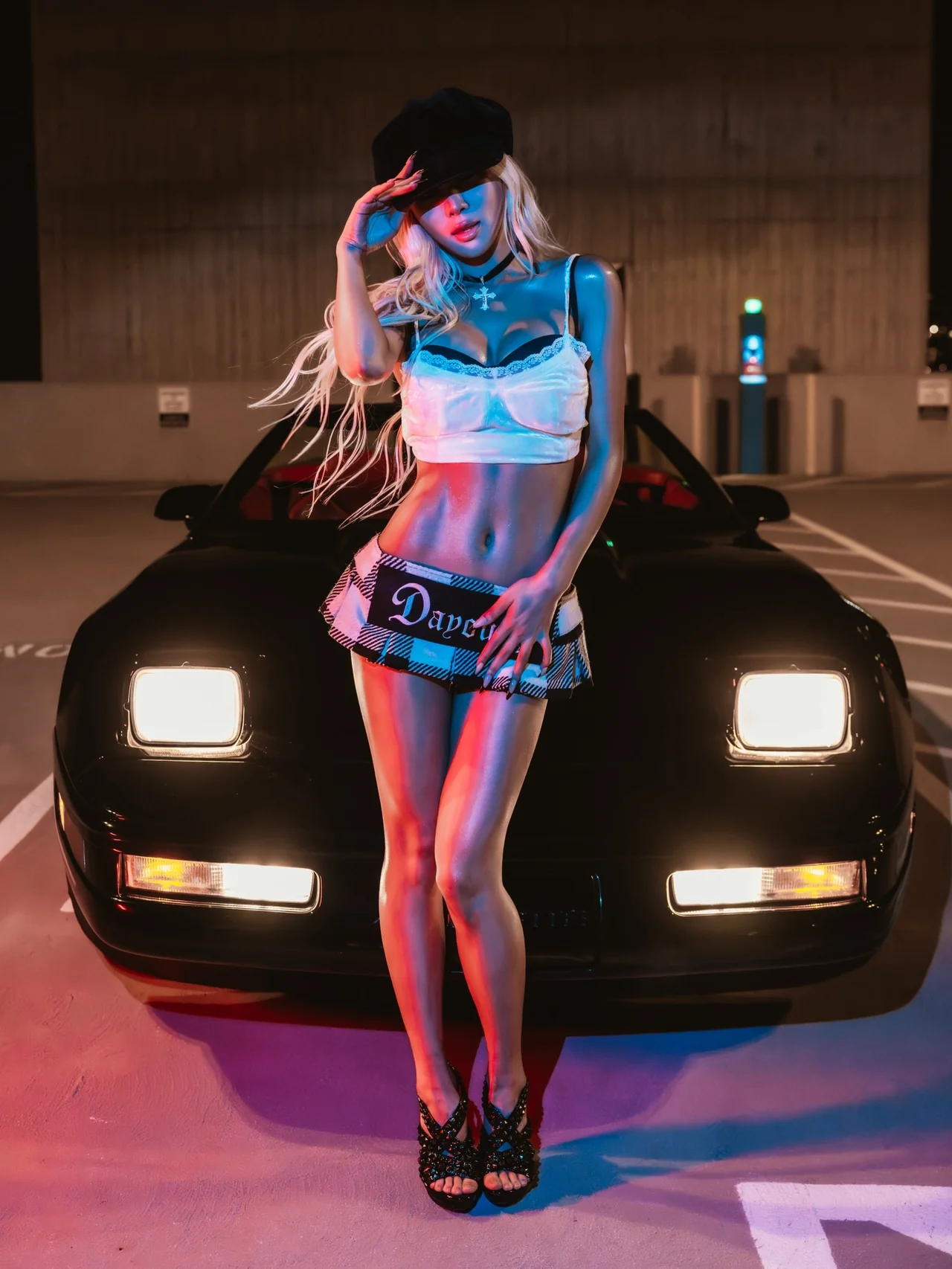 화이트 벨벳 크롭 탑 + 블랙 체크 미니스커트 + 블랙 초커 클로즈업 / 사진=다영 인스타그램 (@dayoungism)