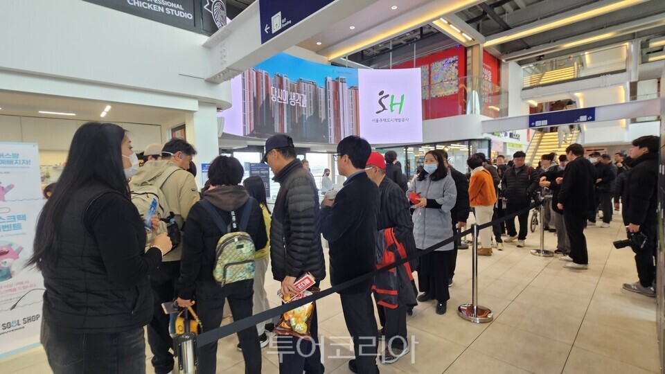 여의도 선착장에서 한강버스를  탑승 게이트를 통과하는 승객들/ ⓒ투어코리아