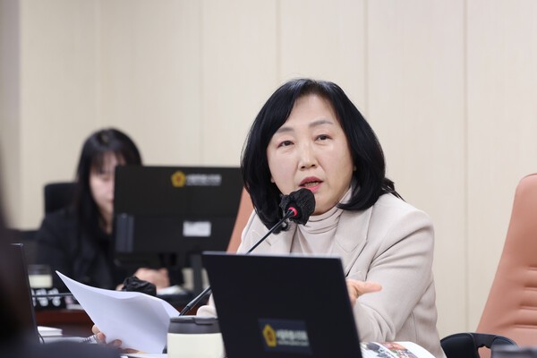 이영실 서울시의원은 최근 서울시와 한강버스 운영사인 ㈜한강버스가 새로 변경해 '업무협약'을 맺을 것을 두고 '한강버스 재정지원 범위 확대·인건비 기준 완화 등으로 서울시 재정 부담 가중이 우려된다며, 서울시에 한강버스 재정지원 구조 점검을 촉구했다.