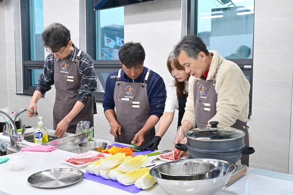 청송군가족센터 중년남성요리교실 운영 모습./사진-청송군
