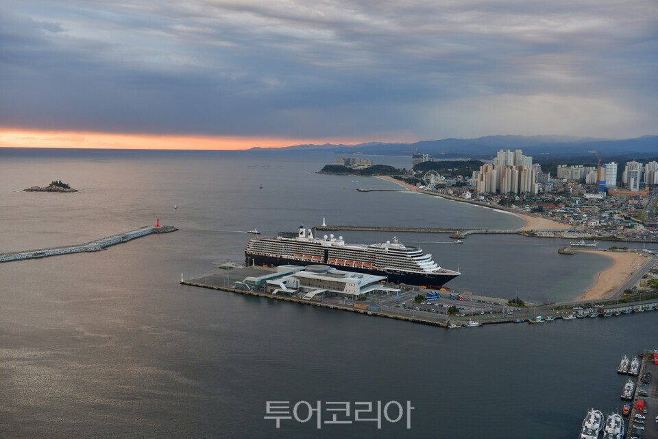 과거 속초항에 입항한 웨스테르담호 모습 /사진=속초시