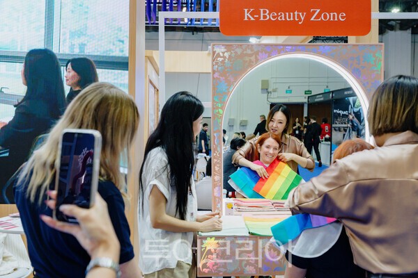 싱가포르 '더 미팅스 쇼 APAC' 퍼스널컬러체험/사진=한국관광공사