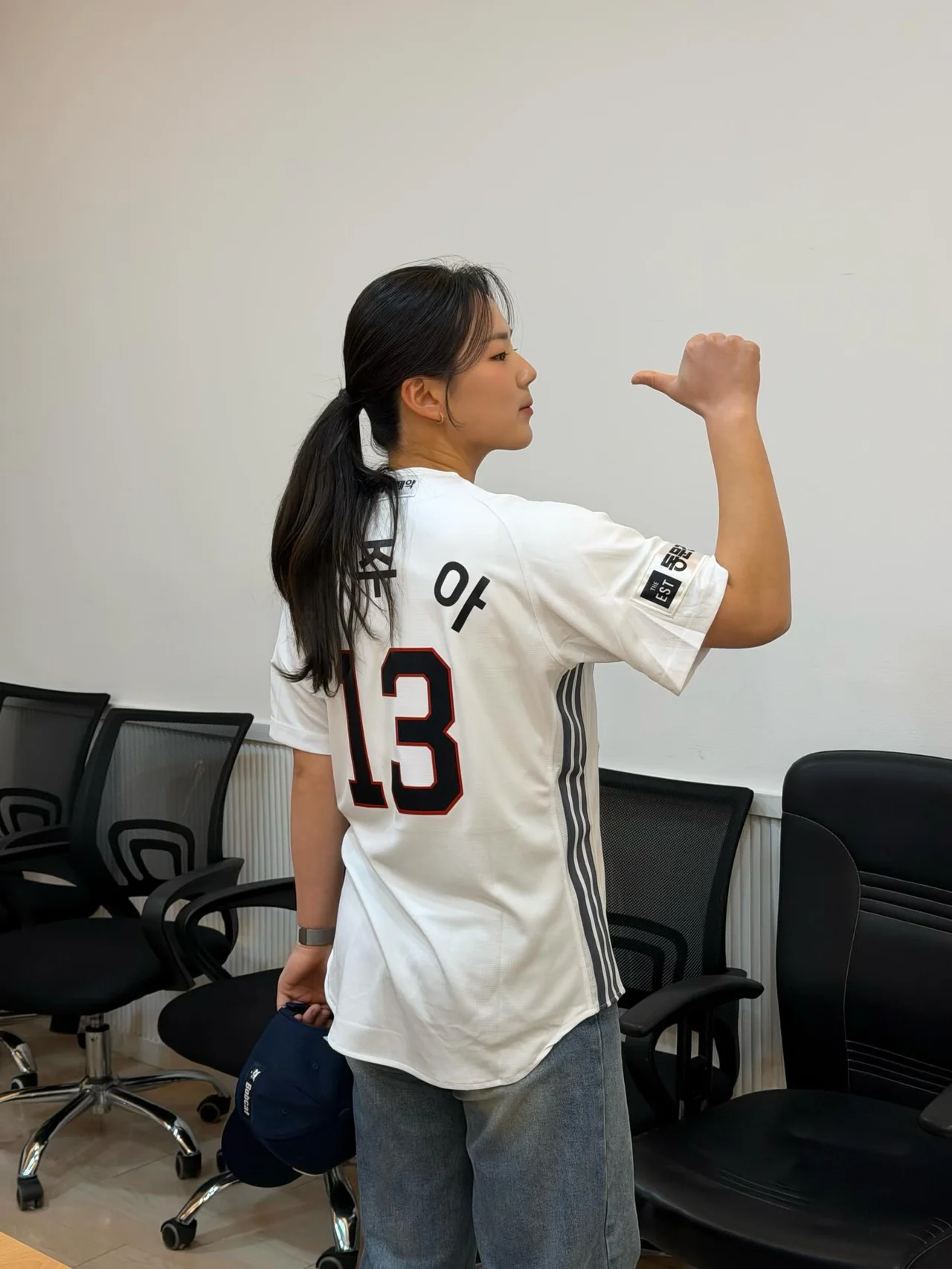 등번호 13번 커스텀 유니폼 뒷모습, 두산 캡 손에 들고 / 사진=박주아 인스타그램(@juuxu_aa_13)