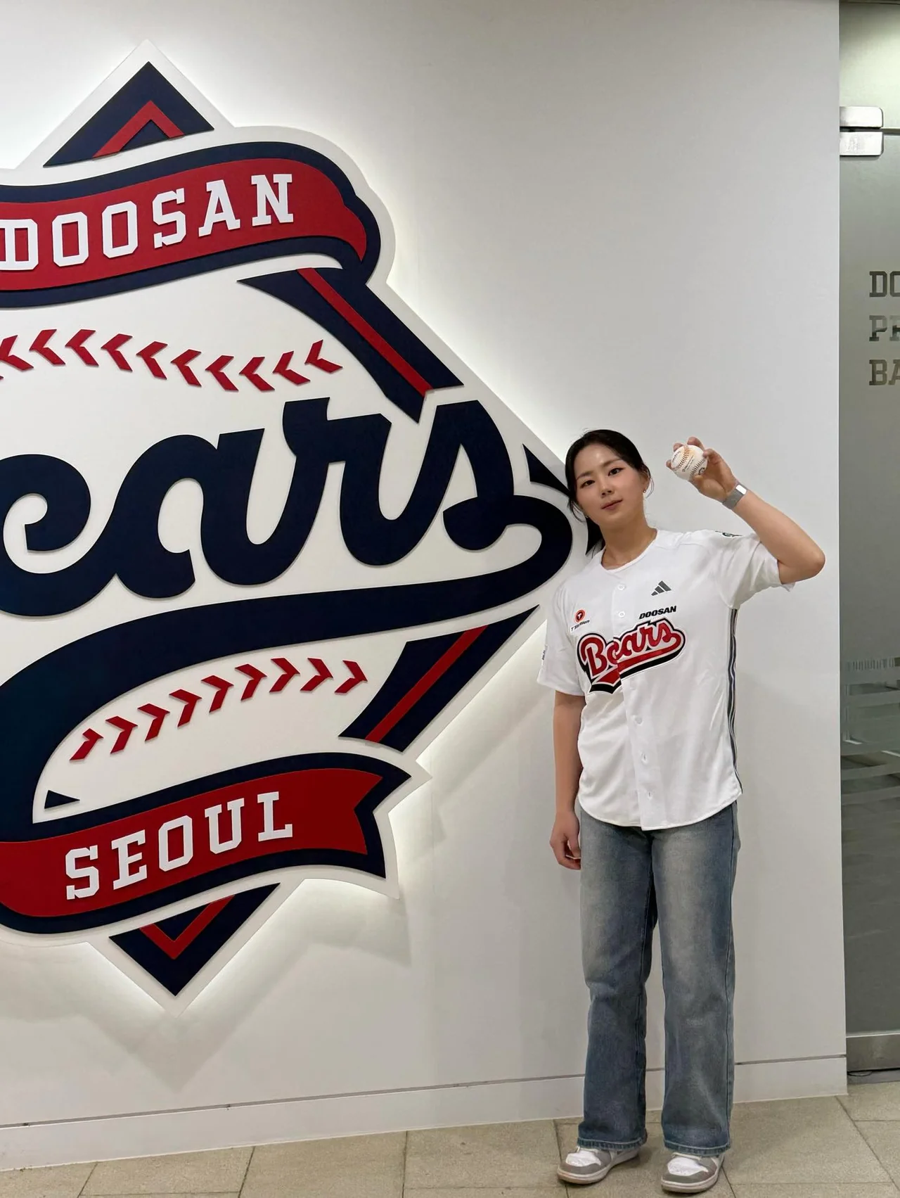 두산 베어스 로고 앞에서 야구공 들고 시구 포즈, 와이드 데님 풀샷 / 사진=박주아 인스타그램(@juuxu_aa_13)