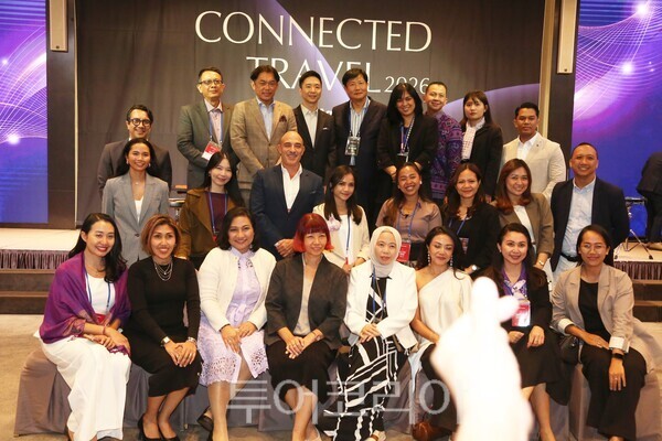 행사에 참석한 발리 럭셔리 호텔 및 여행업계 관계자들이 기념 촬영을 하고 있다. / 사진- 마타하리투어