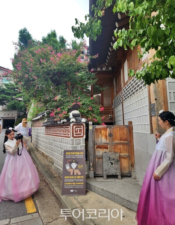북촌을 찾은 외국관광객들이 사진을 찍고 있는 모습/사진-투어코리아