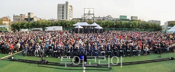 인천 계양구가 18일 계산체육공원과 주부토로 일대에서 ‘제12회 계양산 국악제’를 개최하고 있다.