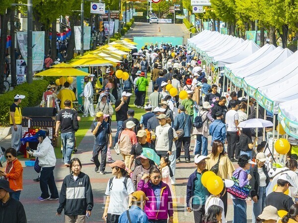 인천 계양구가 18일 계산체육공원과 주부토로 일대에서 ‘제12회 계양산 국악제’를 개최하고 있다.