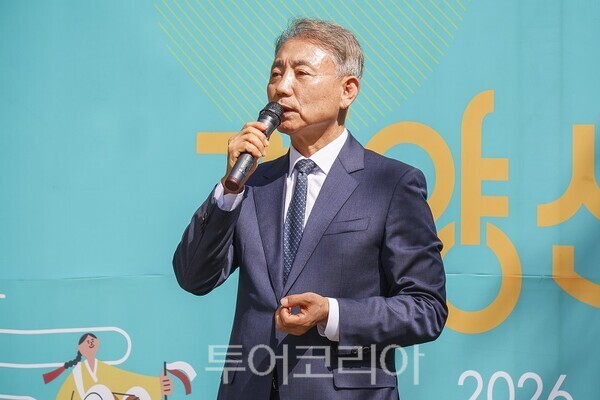 인천 계양구가 18일 계산체육공원과 주부토로 일대에서 개최한 ‘제12회 계양산 국악제’에서 윤환 구청장이 환영사를 하고 있다.