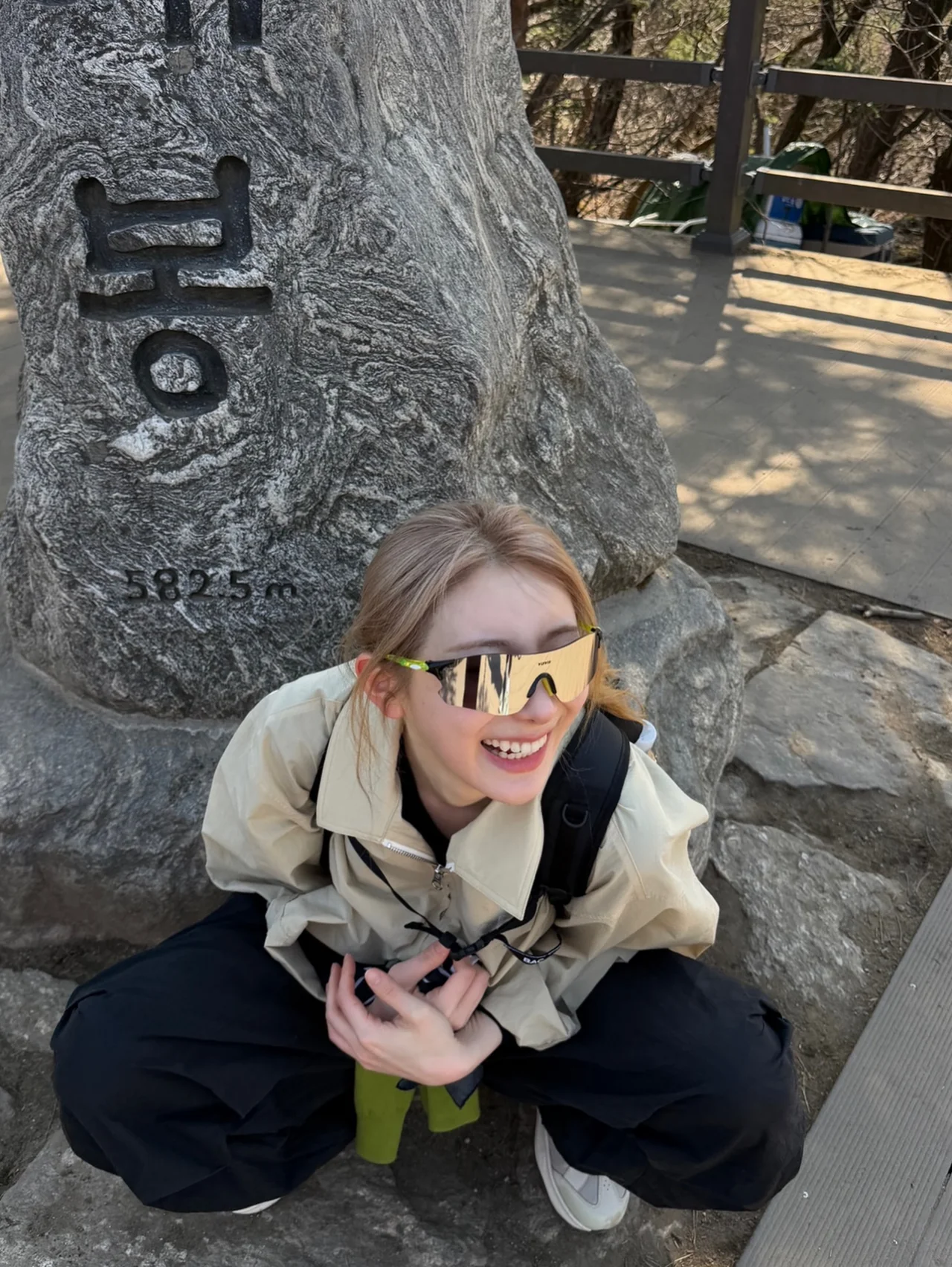 베이지 윈드브레이커 + 라임 이너 뒷모습 + 블랙 백팩 등산 코디 / @chaestival_