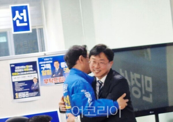 민경선과 장제환 포옹/투어코리아뉴스 김경남 기자 사진=김경남 기자