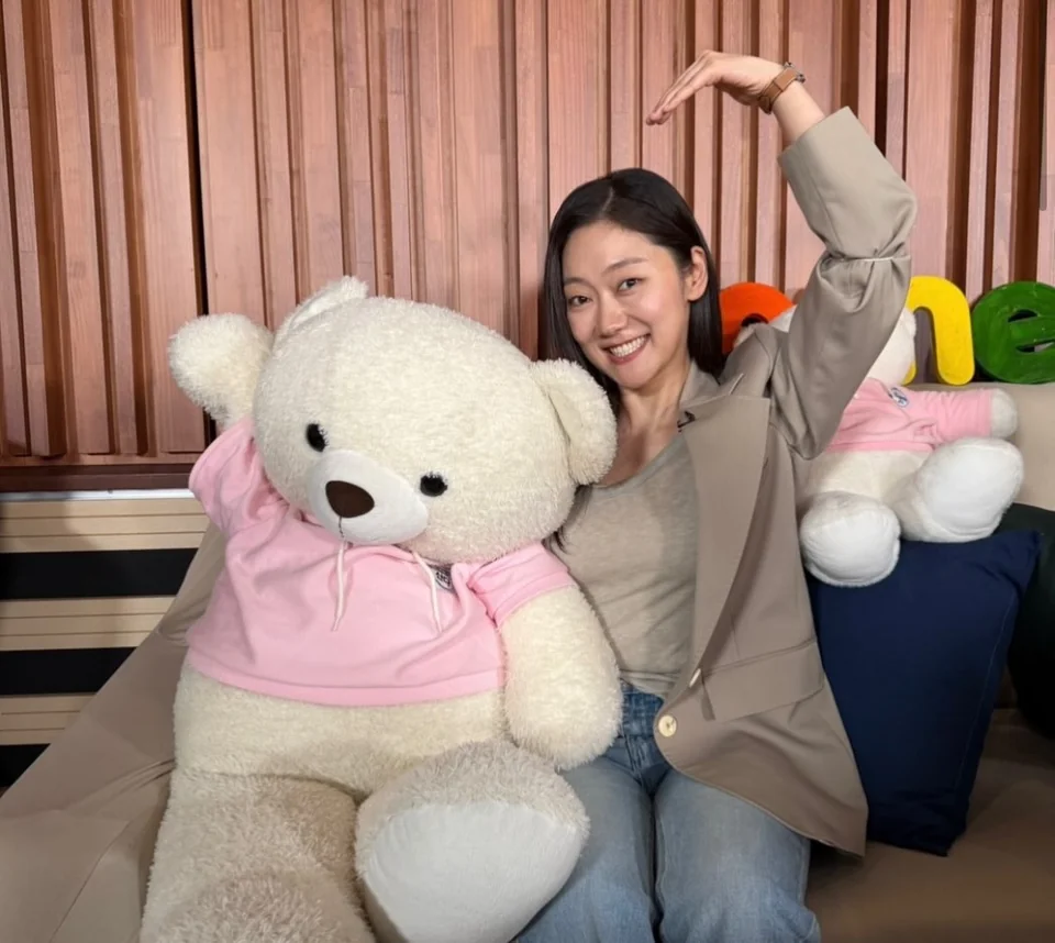 베이지 오버핏 재킷 + 라이트 블루 와이드 데님, 대형 테디베어 인형 '윌슨'과 함께한 컷 / 사진=박경혜 인스타그램 (@wo_wa_eya)