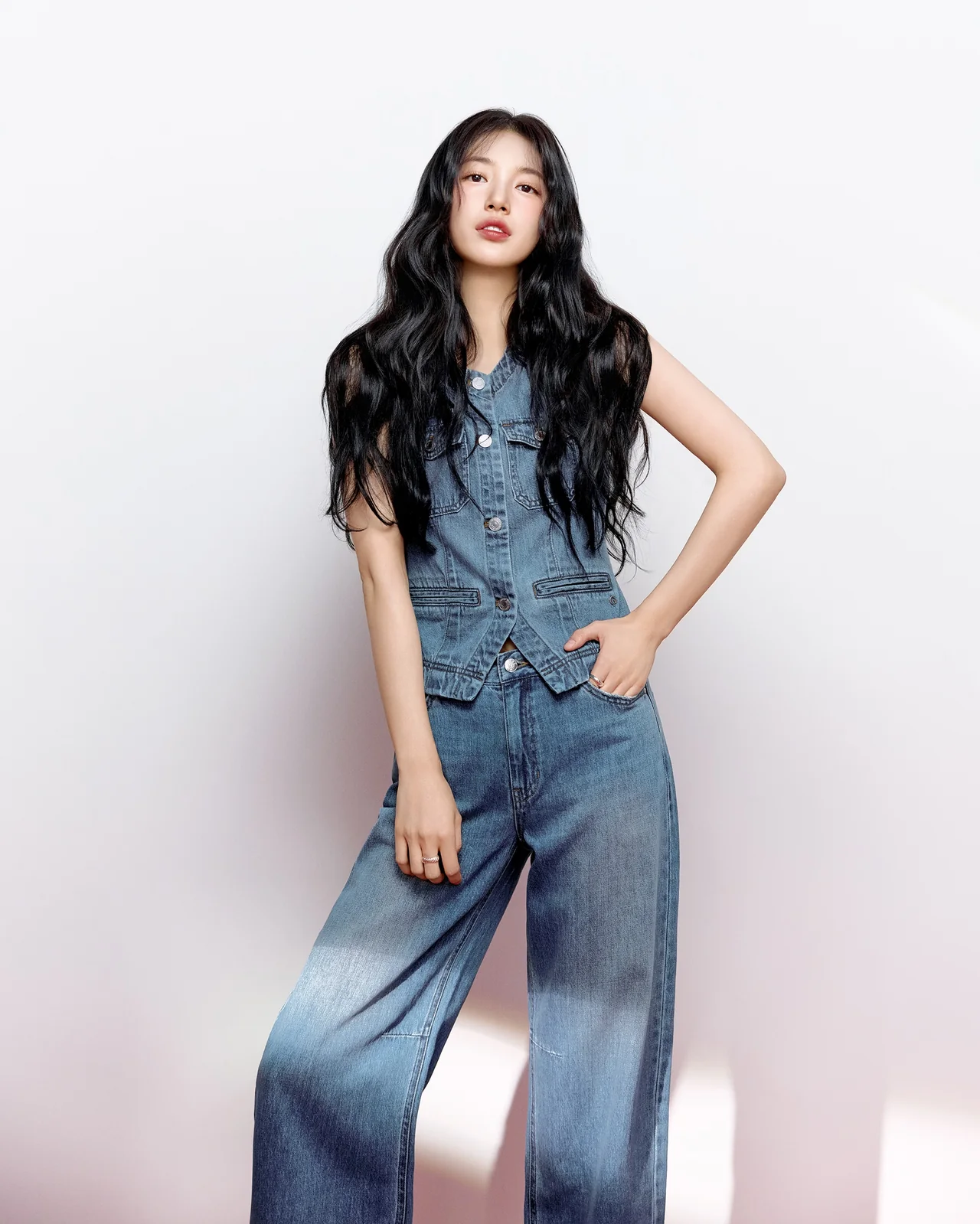 /사진=게스, 수지와 2026 썸머 컬렉션 공개하며 데님 스타일 강조