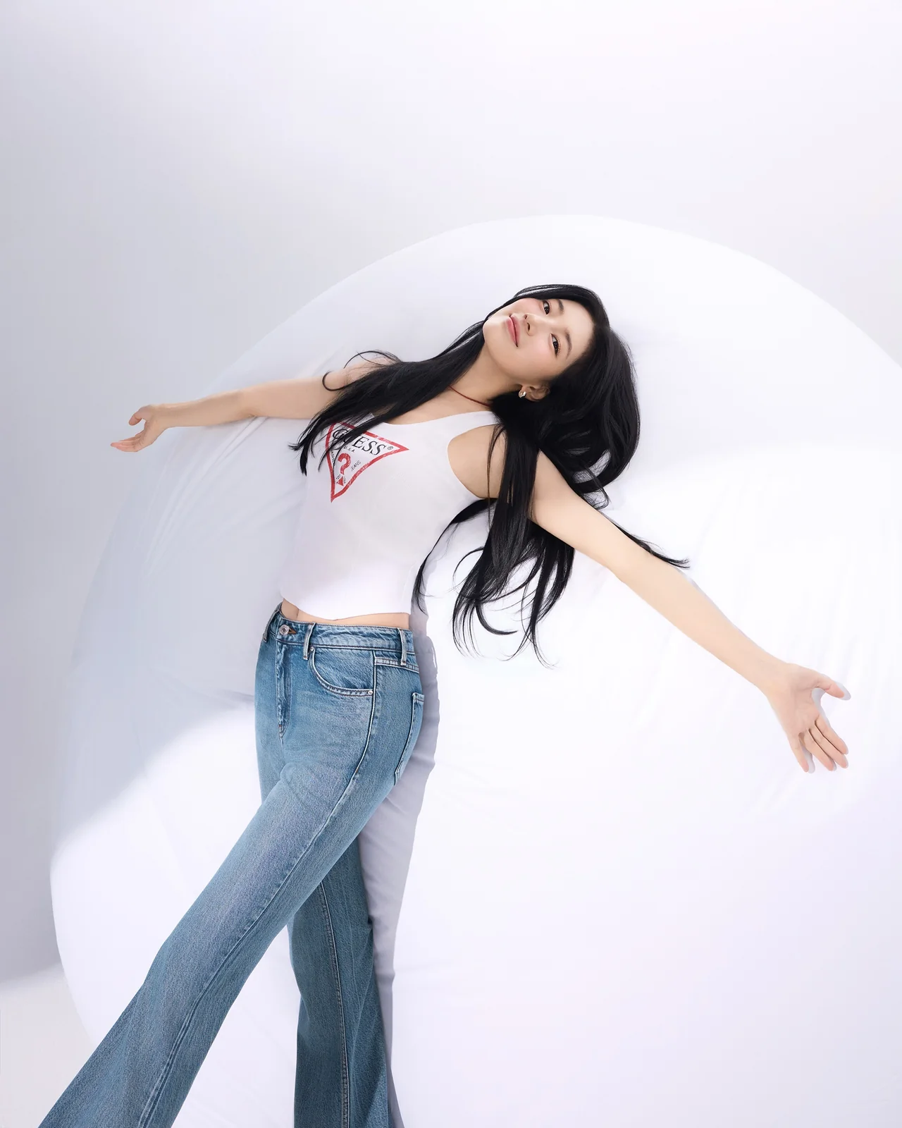 /사진=게스, 수지와 2026 썸머 컬렉션 공개하며 데님 스타일 강조