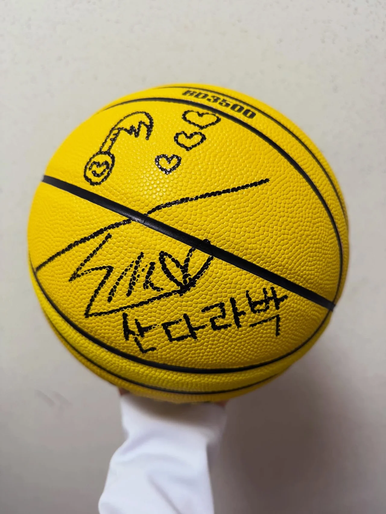 화이트 라이징이글스 트랙 재킷 + 블랙 플리츠 미니스커트 홍보 화보 컷 / 사진=산다라박 인스타그램 (@daraxxi)