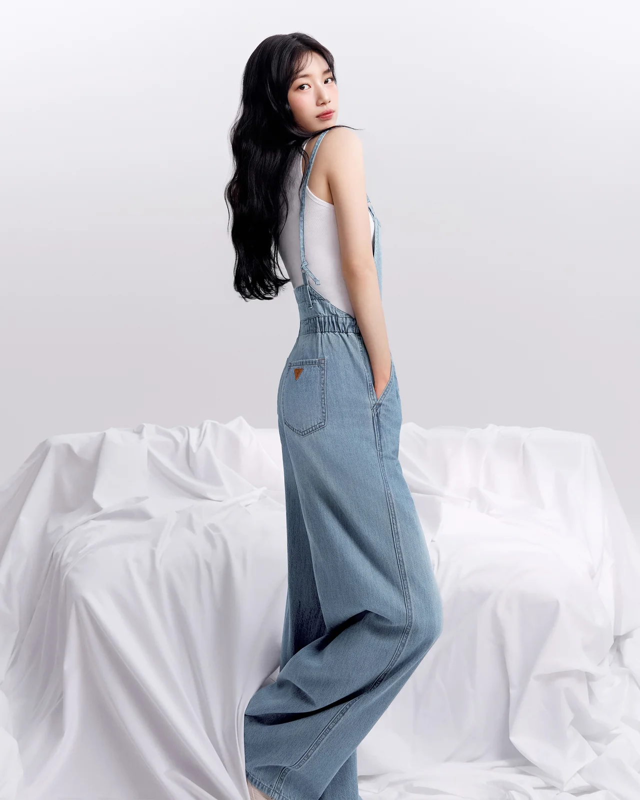 /사진=게스, 수지와 2026 썸머 컬렉션 공개하며 데님 스타일 강조