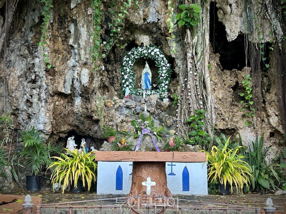 산타 루데스 성당. 절벽 아래에 성모 마리아 상이 모셔져 있다. / 사진- 박은하 기자