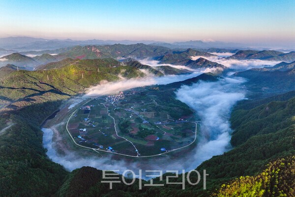 육지의 섬으로 불리는 무주 내도리 전경 / 사진_투어코리아 유지훈 기자