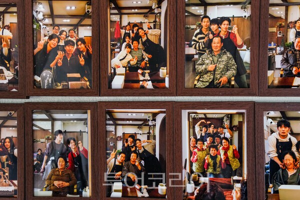 tvN 프로그램 ‘보검매직컬’에 나온 미용실안 사진액자 / 사진_투어코리아 유지훈 기자