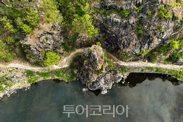 직접 바위를 쪼아 만든 ‘질마바위 길’ 모습 / 사진_투어코리아 유지훈 기자