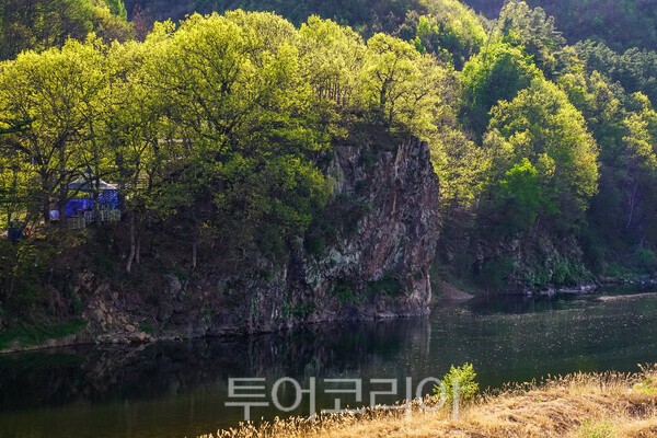 앞섬마을 금강변에 있는 칠암소의 전경 / 사진_투어코리아 유지훈 기자