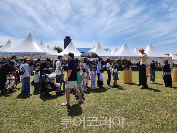 지난 18일부터 19일까지 광활초등학교 일원에서 열린 제16회 지평선광활햇감자축제장 모습. /사진-김제시