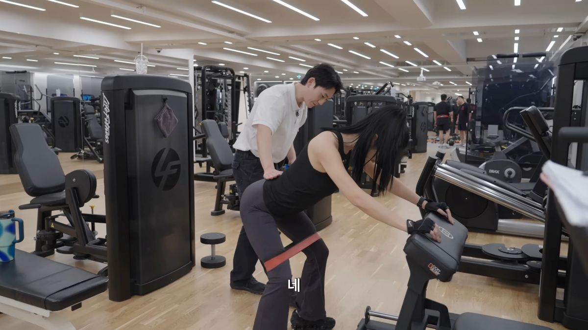 소유가 밴드 힙 어브덕션 동작을 하고 있다. / 유튜브 ‘소유기 SOYOUGI’