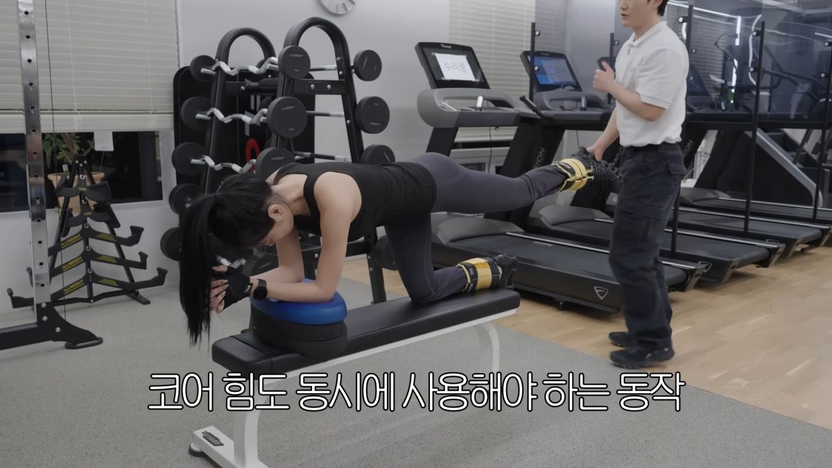 소유가 덩키 킥 동작을 하는 모습. / 유튜브 ‘소유기 SOYOUGI’