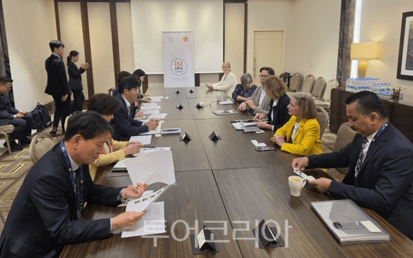 영국대표단과의 양자면담을 하고 있다.