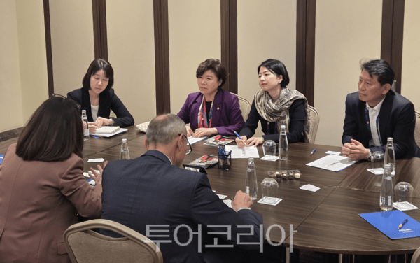 안다 필립 국제의회연맹(IPU) 의회및대외관계국장과의 양자면담을 하고 있다.