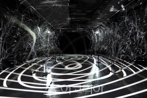 Karma4 Projectors, Threads(명주실), BrightSign media player, speakers, HDMI splitter, wood_가변설치_2026