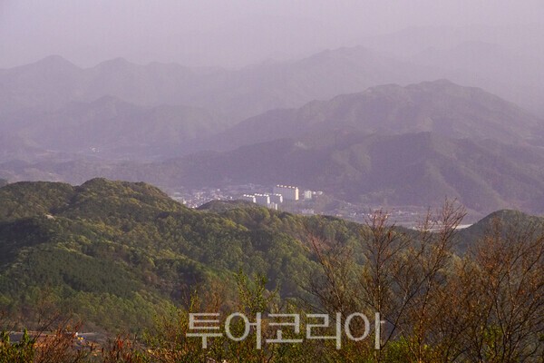 적상산 정상에서 바라본 황사의 모습 / 사진-투어코리아 유지훈