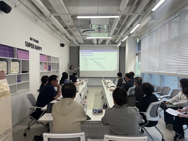 ▲ 구리시상권활성화재단이 4월 17일 구리전통시장 제2공영주차빌딩 1층 회의실에서 제1회 상인간담회를 진행하고 있다. / 사진제공 = 구리시