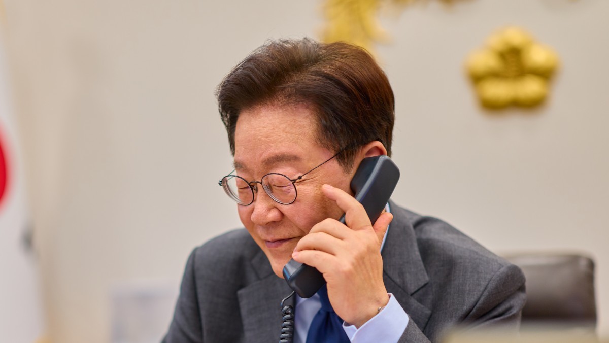 이재명 대통령이 통화를 하고 있다. / 청와대 제공