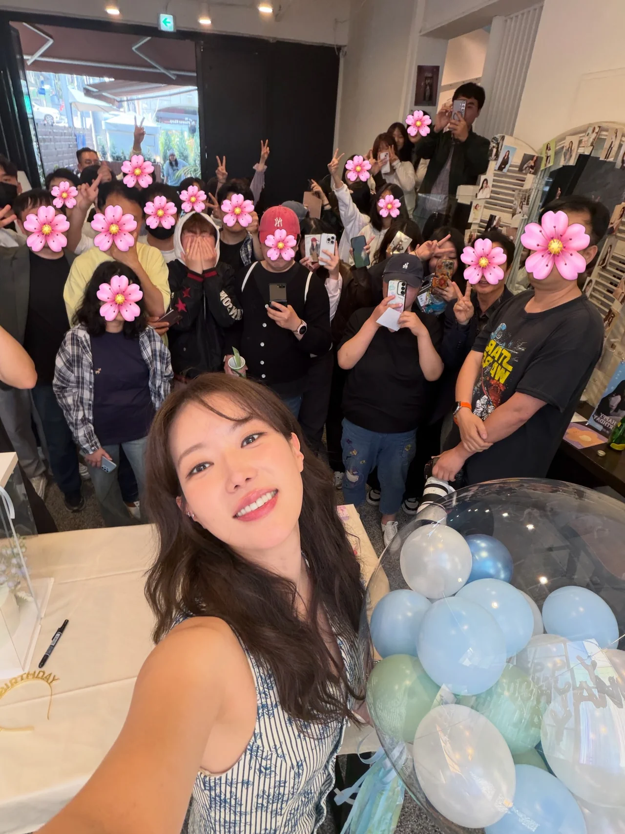 블루 플로럴 원피스 팬미팅 팬들과 단체 셀카 / 사진=임수향 인스타그램 (@hellopapa11)
