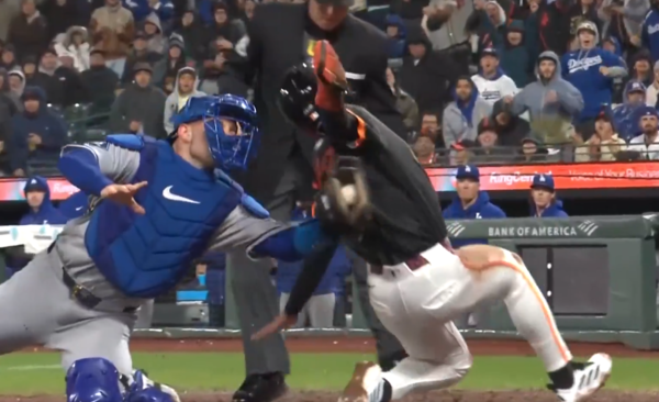 홈에서 아웃당하는 이정후(사진=MLB 중계방송 화면 )